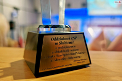 15-Statuetka-dla-Oddzialu-ZNP-w-Slubicach