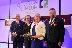 22-Zlota-Odznaka-ZNP-dla-Jadwigi-Pilarskiej-Falkowskiej