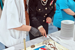 37-Prezes-Oddzialu-ZNP-w-Slubicach-Weronika-Bursztynowicz-kroi-tort-jubileuszowy-pod-okiem-mistrza-Waldemara-Panfila