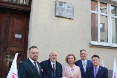 5-Tablice-odslonili-od-lewej-prezes-Okregu-Lubuskiego-ZNP-Zenon-Siwinski-wiceprezes-ZG-ZNP-Grzegorz-Gruchlik-prezes-Oddzialu-ZNP-w-Slubicach-Weronika-Bursztynowicz-z